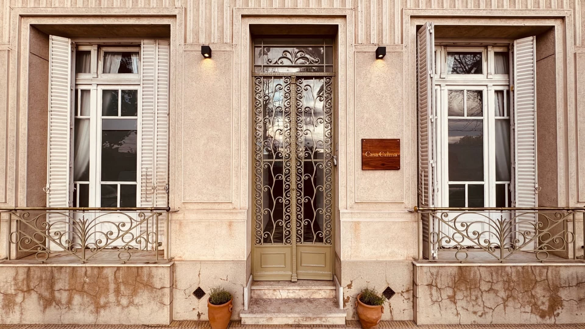 Casa Calma — fachada del espacio en San Carlos de Bolívar